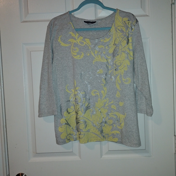 Karen Scott. Size 1X. 3/4 length sleeve gray with gray and yellow design. - Picture 3 of 7